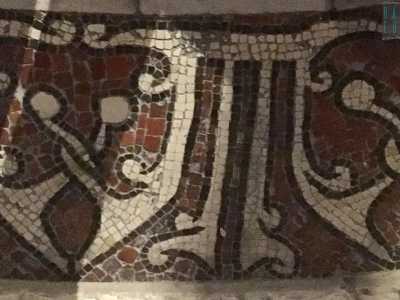 E poi c�� il mosaico che adorna il pavimento dell�abside, l� dove sembra ripetersi il monogramma realizzato attraverso l�intreccio delle lettere che formano la frase �Allah � grande�